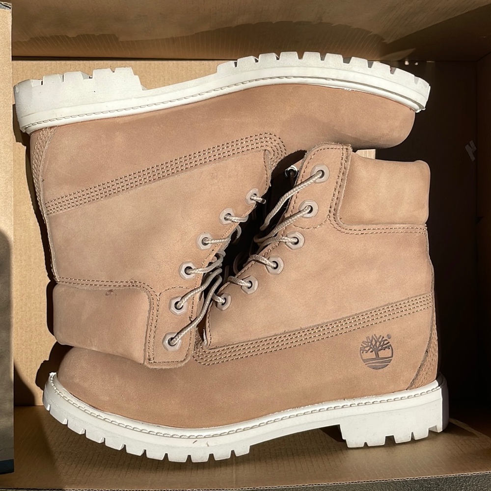 Women’s a Timberland boots size 7.5 Brown / tan leather. Waterproof